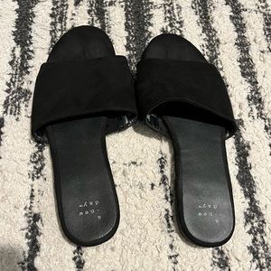 Cute & comfy black sandals!